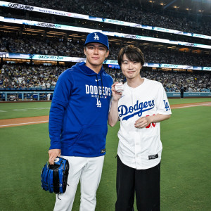 『ゴジラ-0.0』神木隆之介がドジャー・スタジアムで始球式！　キャッチャーを務めた山本由伸も驚く堂々ピッチング