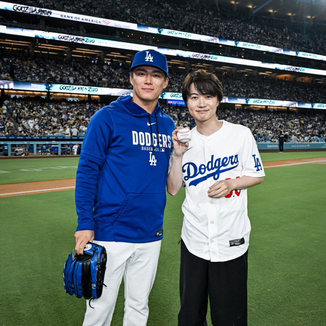 ドジャー・スタジアムで行われた『ゴジラ-0.0』ナイト始球式より（左から）山本由伸投手、神木隆之介