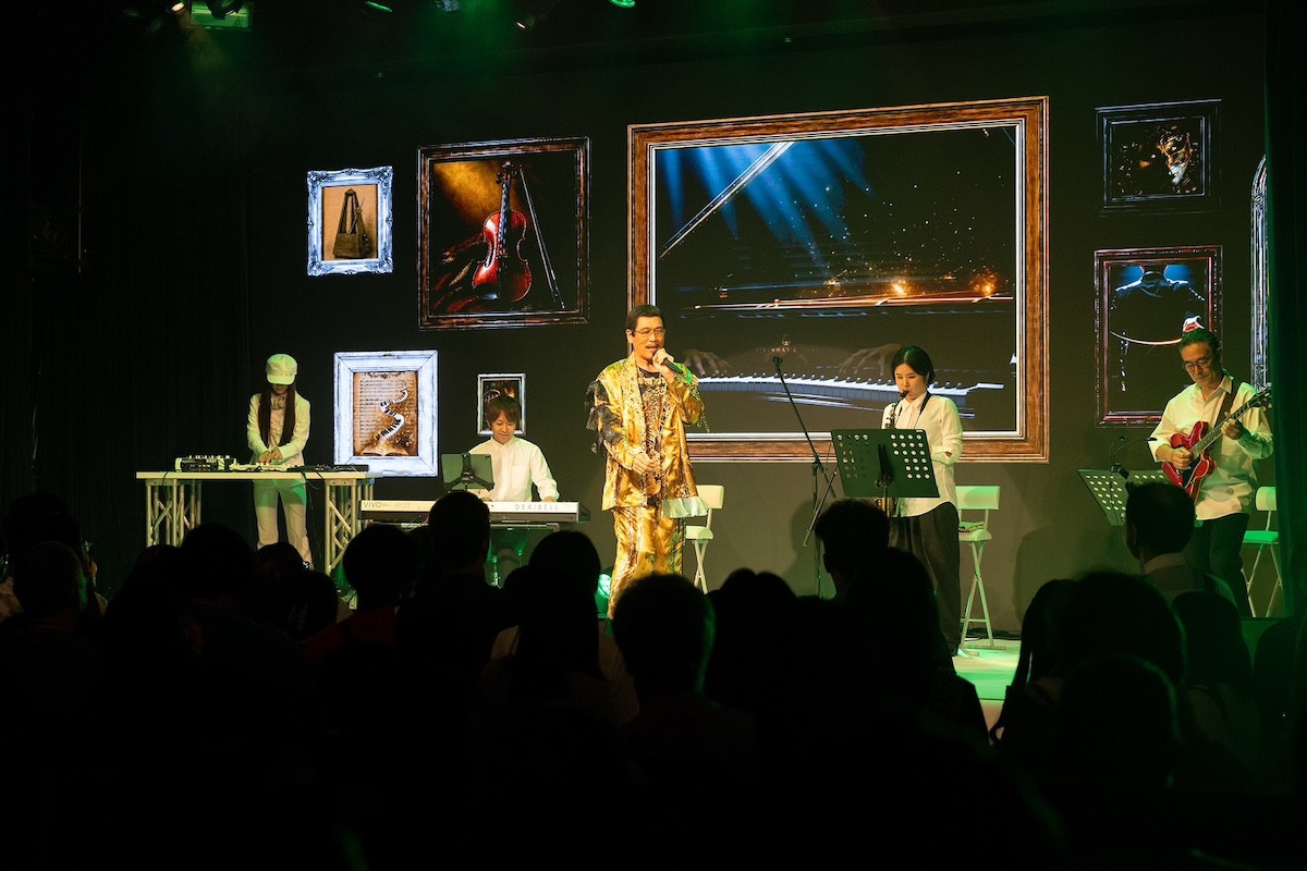 ピコ太郎「PPAP」10周年ライブに小林幸子＆木梨憲武ら豪華ゲスト集結！　アルバムリリースも発表