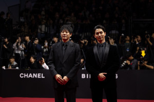 横浜流星、初の釜山国際映画祭レッドカーペットに感慨　藤井道人監督と華やかに登場し大歓声