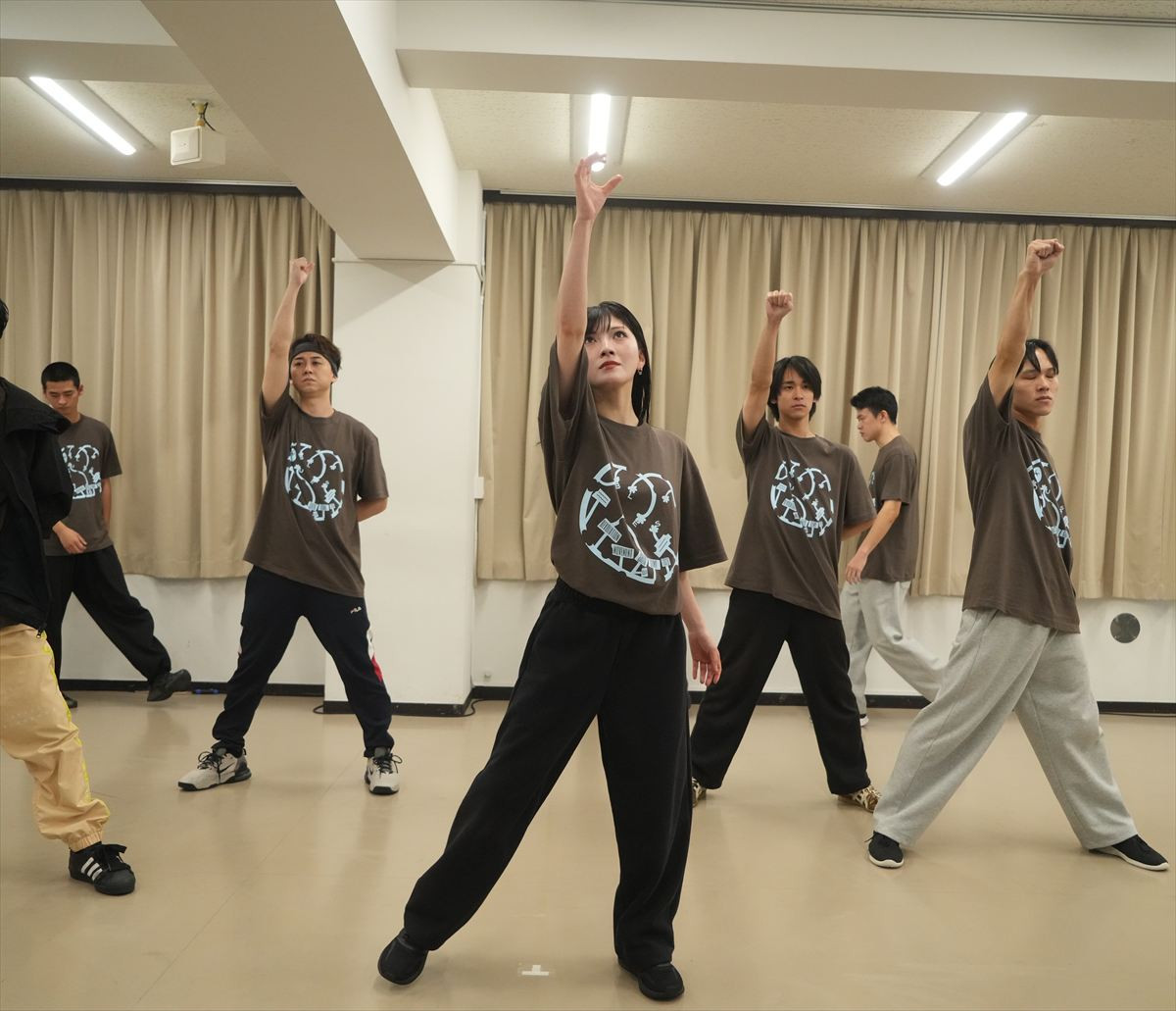 村山彩希＆岡田奈々が歌に殺陣に躍動！　つかこうへい革命ミュージカル、稽古場レポート