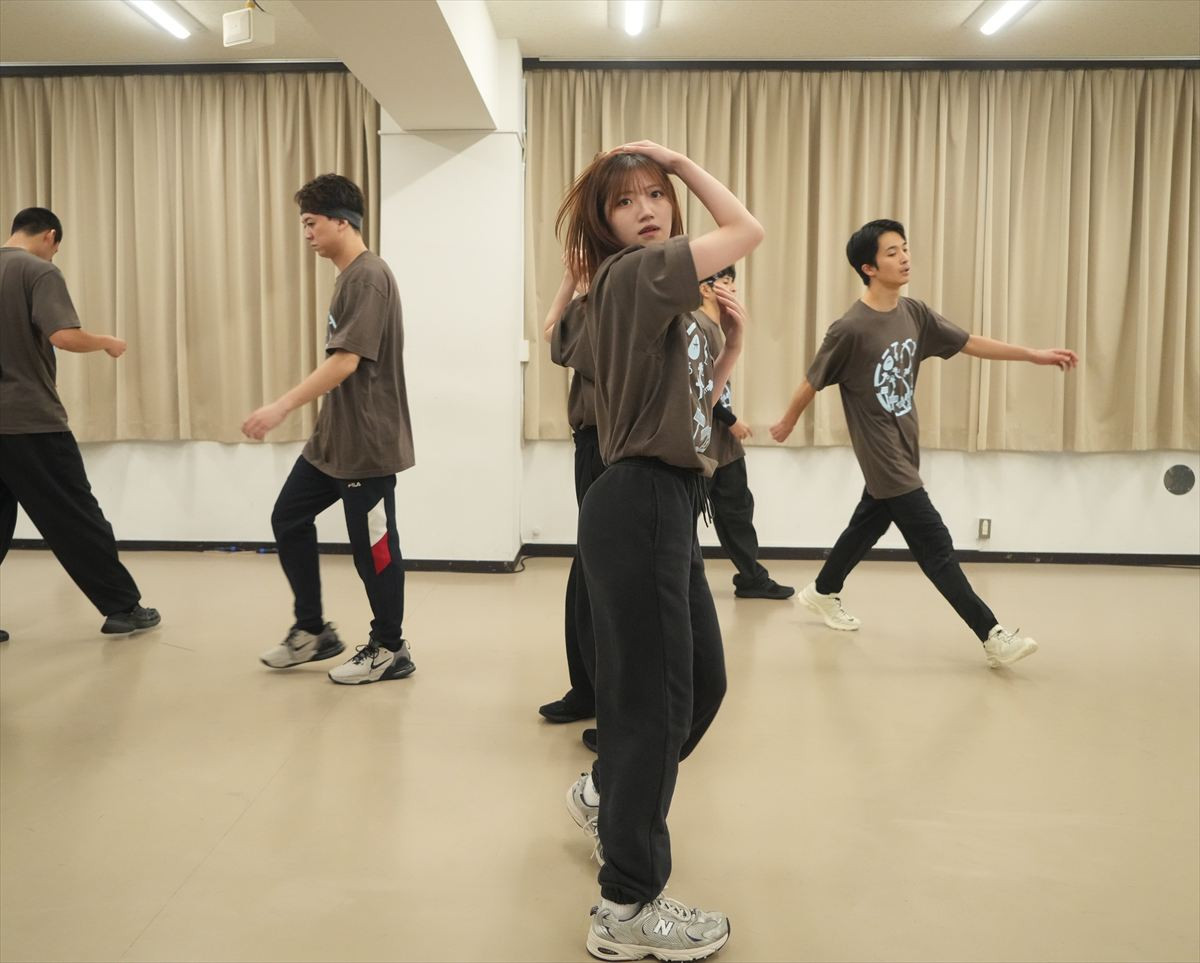 村山彩希＆岡田奈々が歌に殺陣に躍動！　つかこうへい革命ミュージカル、稽古場レポート