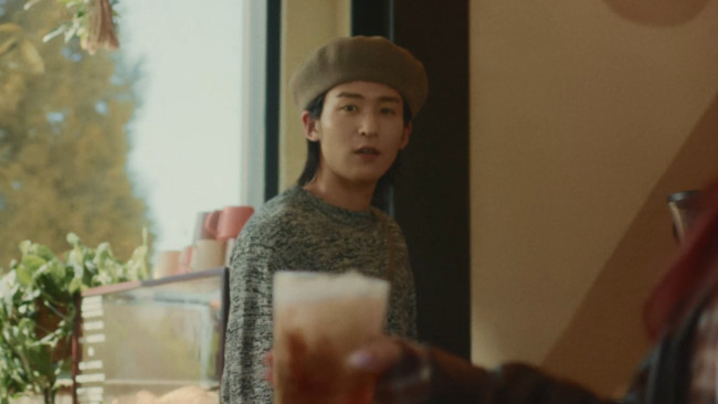 目黒蓮が出演する新CM「紅茶のラテ」篇キービジュアル1