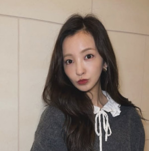 板野友美、ファン称賛のミニスカコーデ　※「板野友美」Instagram