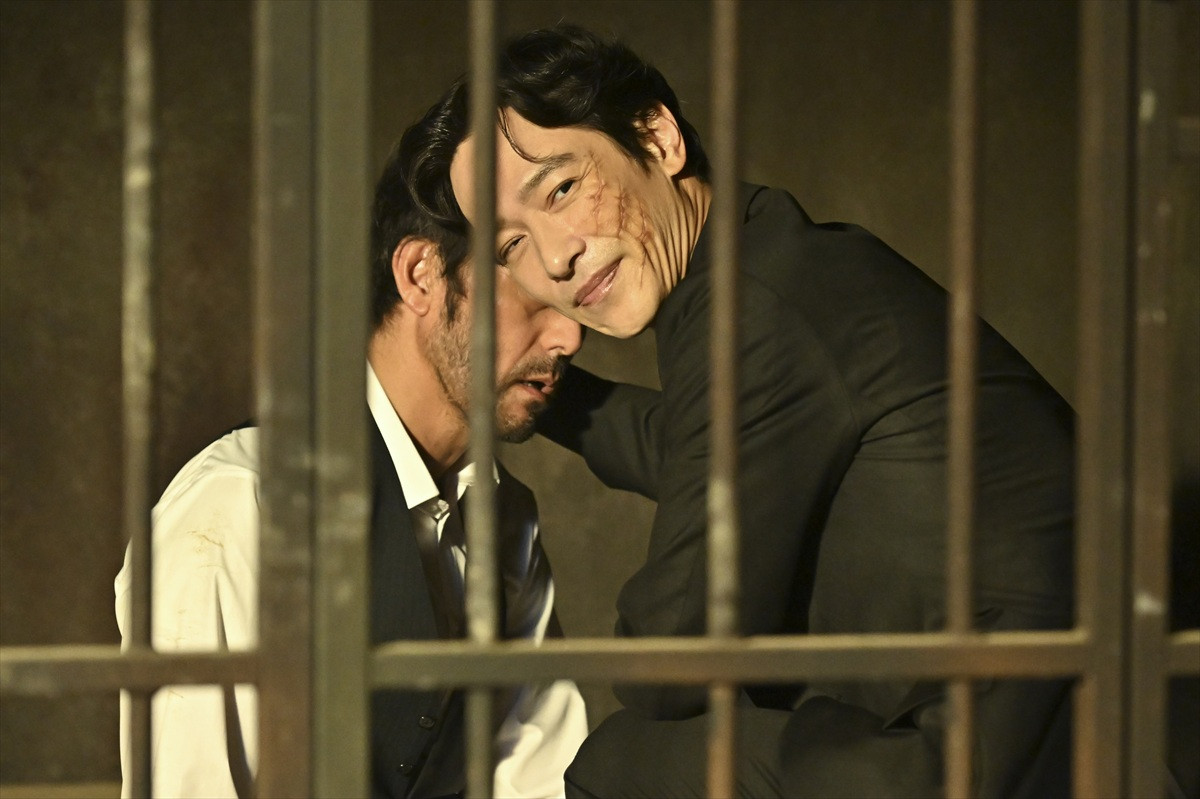 『VIVANT』“ノコル”二宮和也「お前誰だ？」“F”堺雅人との“にらみ合い”に騒然「顔が近すぎる…」「キスしそう」
