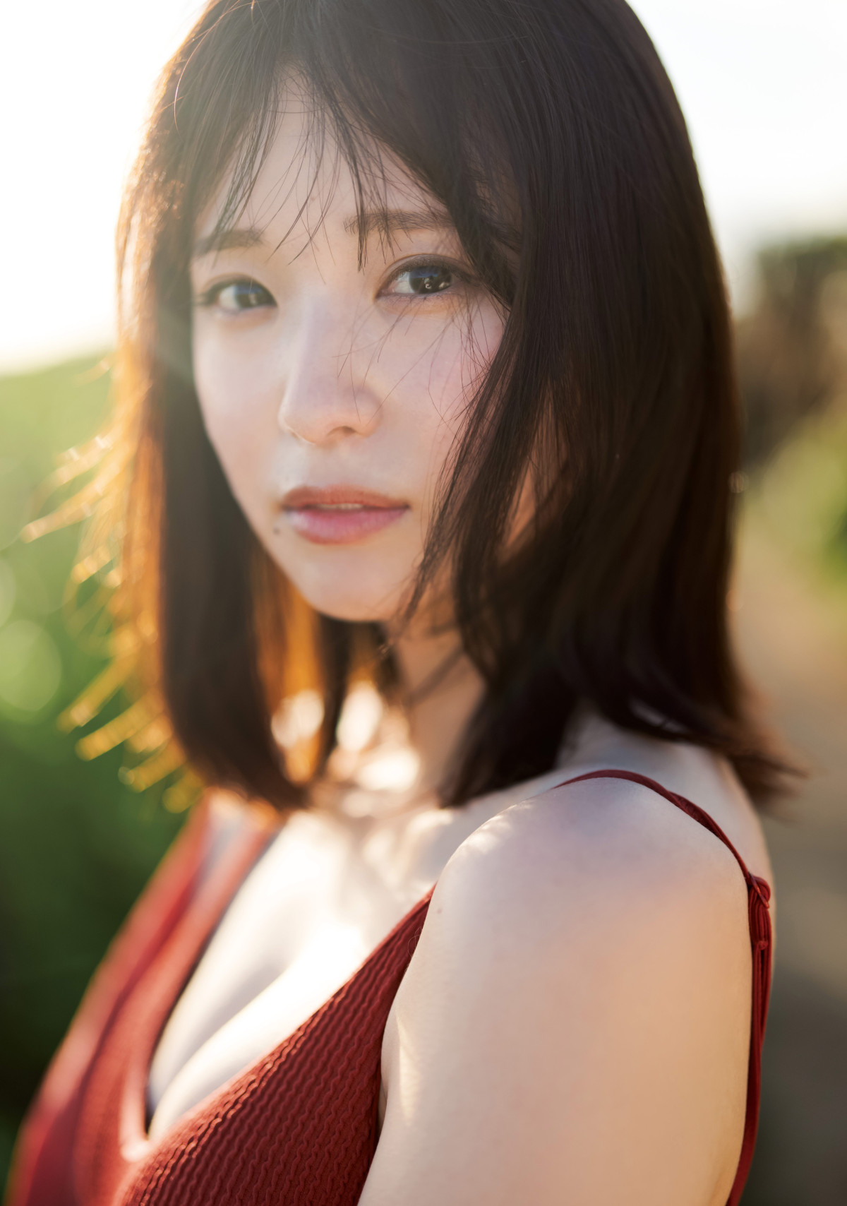 「週刊ヤングジャンプ」47号より表紙&巻頭は谷口彩菜