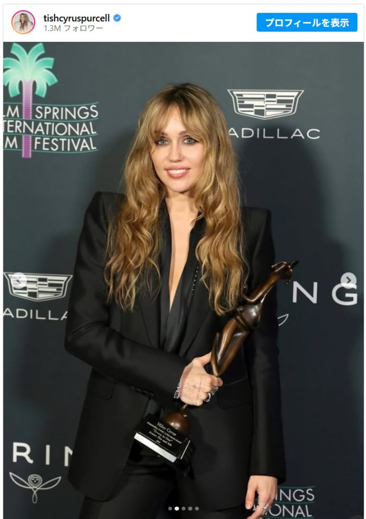 「双子みたい」の声殺到　マイリー・サイラス、母とそっくり2ショット