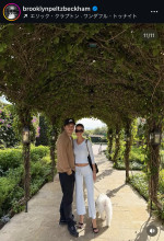 ブルックリン・ベッカムが投稿した妻二コラとのラブラブショット　※「ブルックリン・ベッカム」インスタグラム