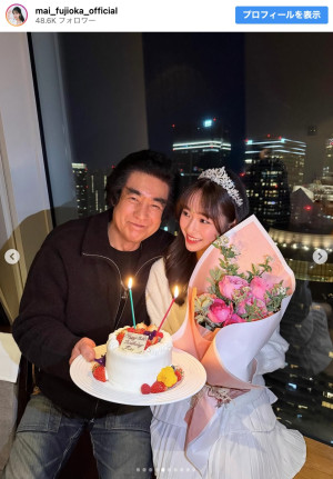 18歳の誕生日を迎えた藤岡舞衣（右）、父の藤岡弘、と　※「藤岡舞衣」インスタグラム