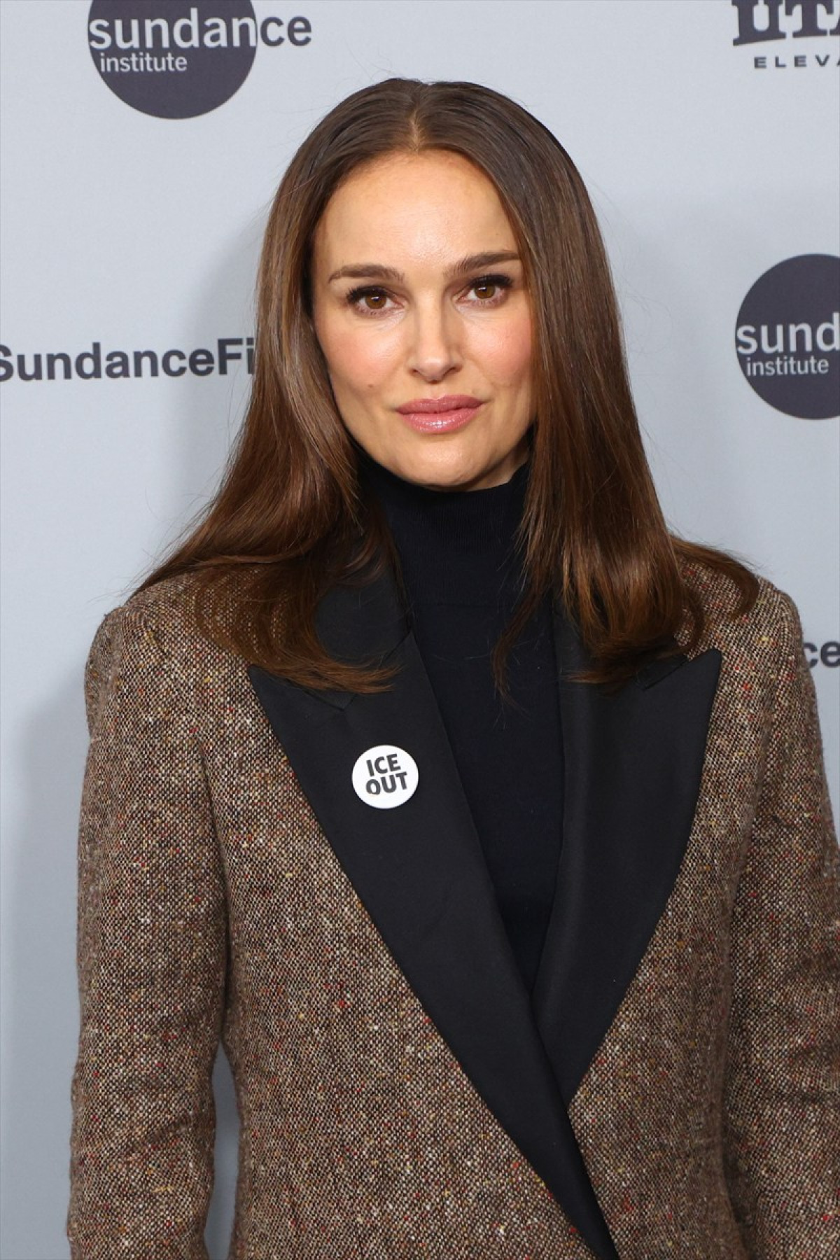 眉ブリーチに透明ポンチョ、抗議バッジ…サンダンス映画祭で視線を集めた三者三様ルック