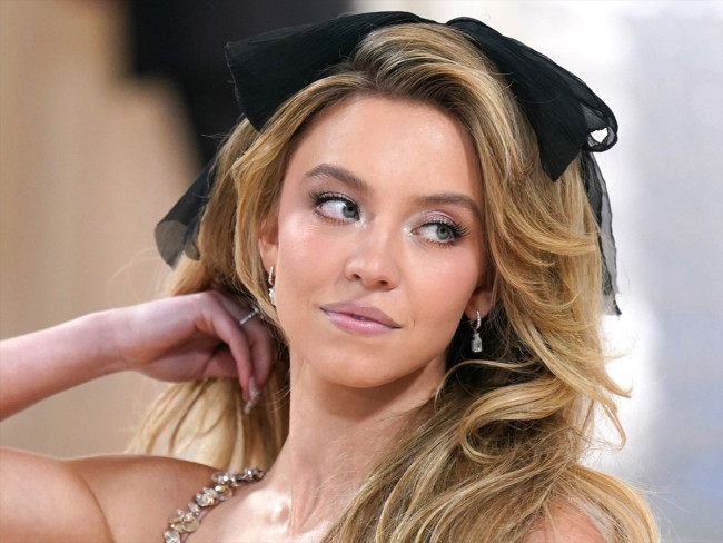 シドニー・スウィーニー、黄金に輝くボディを披露