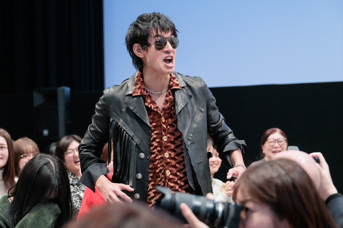 中島歩、記者会見中の寸劇で流血　超特急・草川拓弥「熱量ある方なので…」