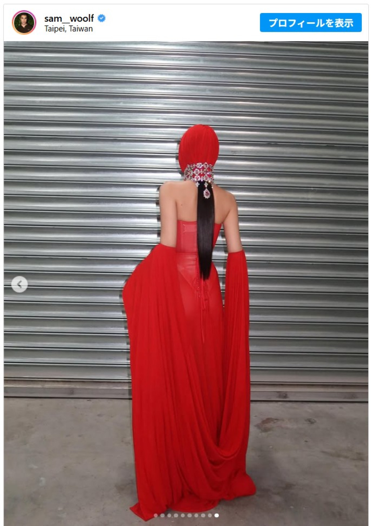 BLACKPINKジェニー、キム・カーダシアンも着た衝撃顔カバールックを披露