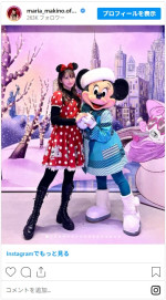 キュートなミニーコーデでディズニーリゾートを満喫する牧野真莉愛　※「牧野真莉愛」インスタグラム