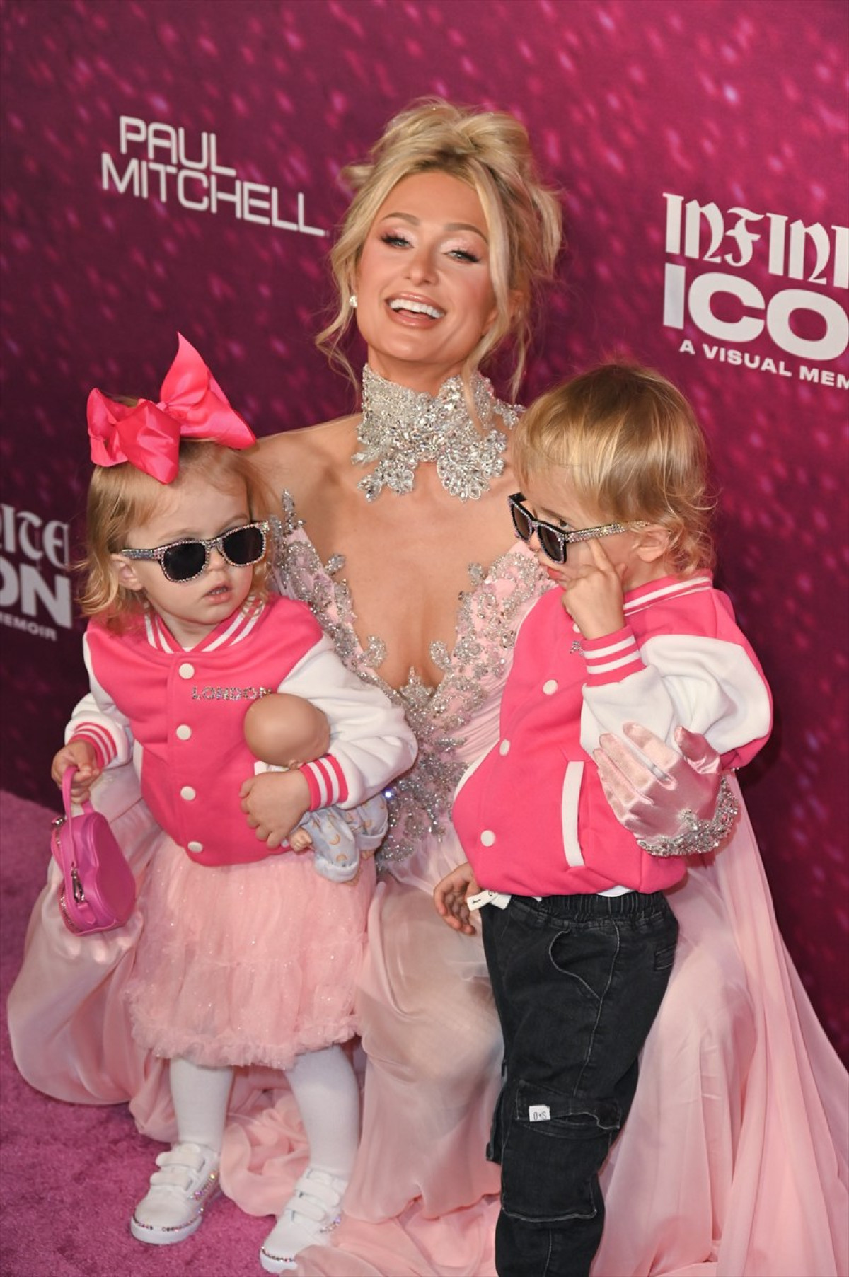 パリス・ヒルトン、自身のドキュメンタリー映画のプレミアに夫＆子どもたちと登場！