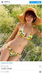 夏にぴったりのひまわりビキニ姿も　※「えなこ」インスタグラム