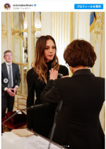 仏芸術文化勲章を授与されたヴィクトリア・ベッカム　※「ヴィクトリア・ベッカム」インスタグラム