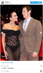 デュア・リパ、ボディが透けるドレスでベルリン国際映画祭に登場　婚約者カラム・ターナーをサポート　※「デュア・リパ」Instagram