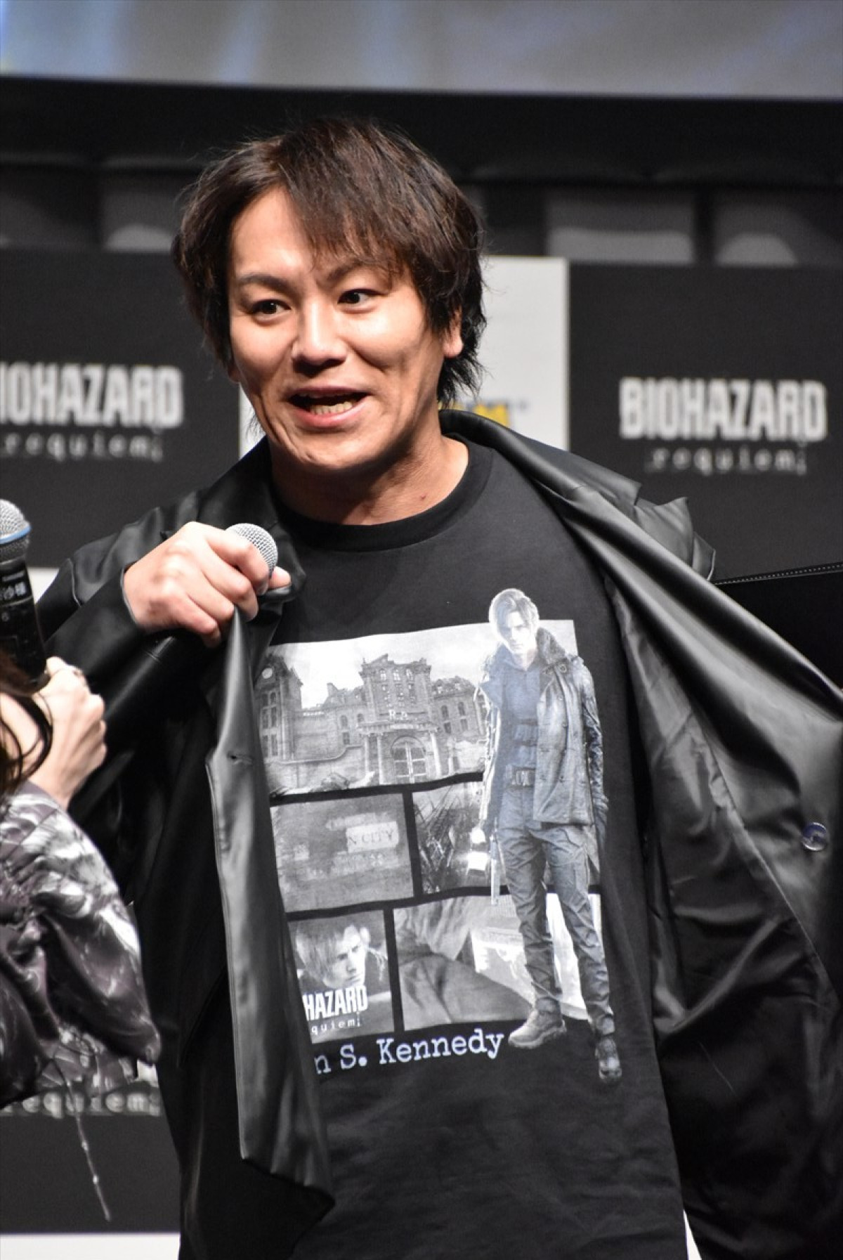 狩野英孝がゾンビとチェンソーを奪い合い「俺のだぞ！」　『バイオハザード レクイエム』完成披露発表会で絶叫