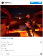 夫に膝枕されるロマンティックなショットを披露　※「ジュリア・ロバーツ」インスタグラム