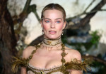 マーゴット・ロビー、人毛で作られた衝撃のネイキッドドレスで『嵐が丘』プレミアに登場