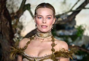 マーゴット・ロビー、人毛で作られた衝撃のネイキッドドレスで『嵐が丘』プレミアに登場