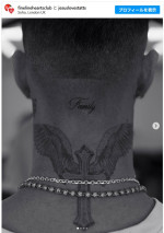 ベッカム家次男ロメオ、家族に捧げる新たなタトゥー「Family」を追加　※「FINE LINE HEARTS CLUB」Instagram