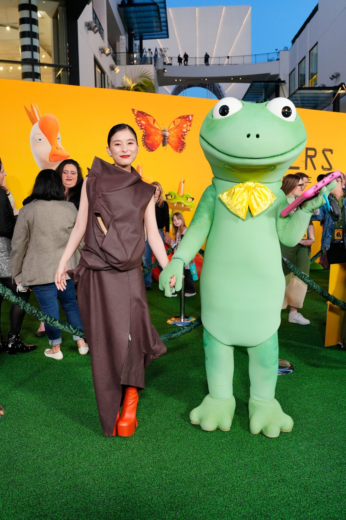 芳根京子、ユニークなブラウンドレス姿で登場　『私がビーバーになる時』ワールドプレミア初参加