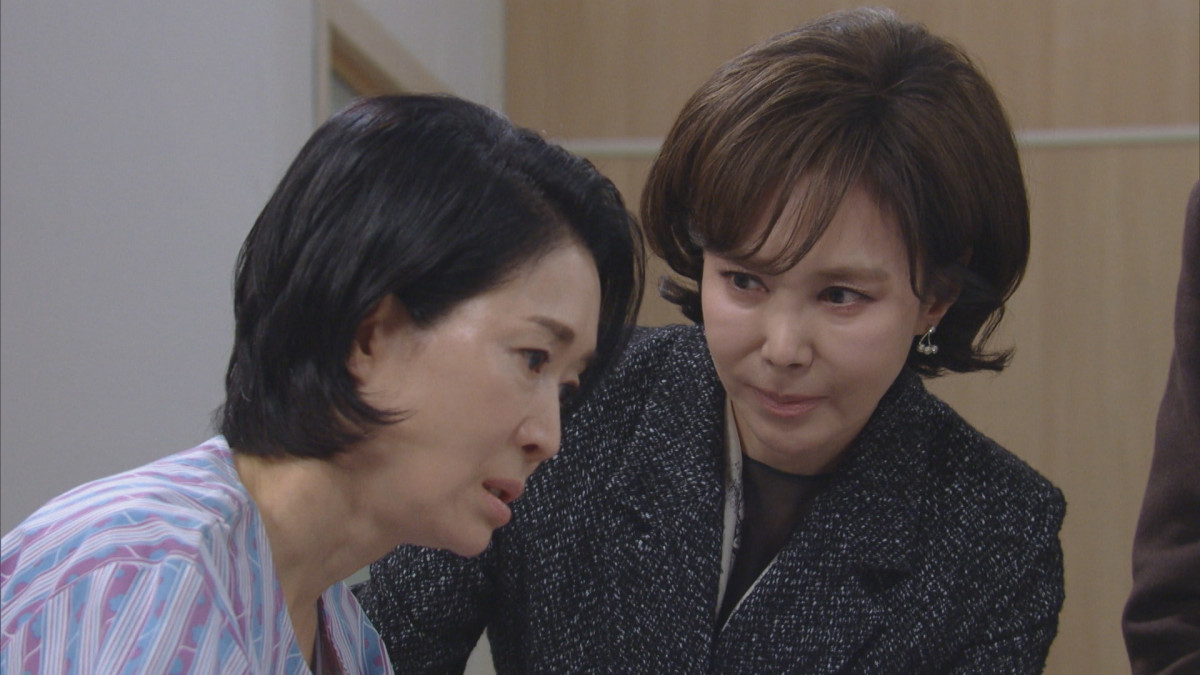 （左から）シン会長役のナ・ヨンヒ、ミョンジ役のチ・スウォン