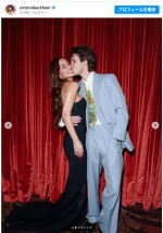 三男クルスと恋人ジャッキー・アポステル　※「ヴィクトリア・ベッカム」Instagram