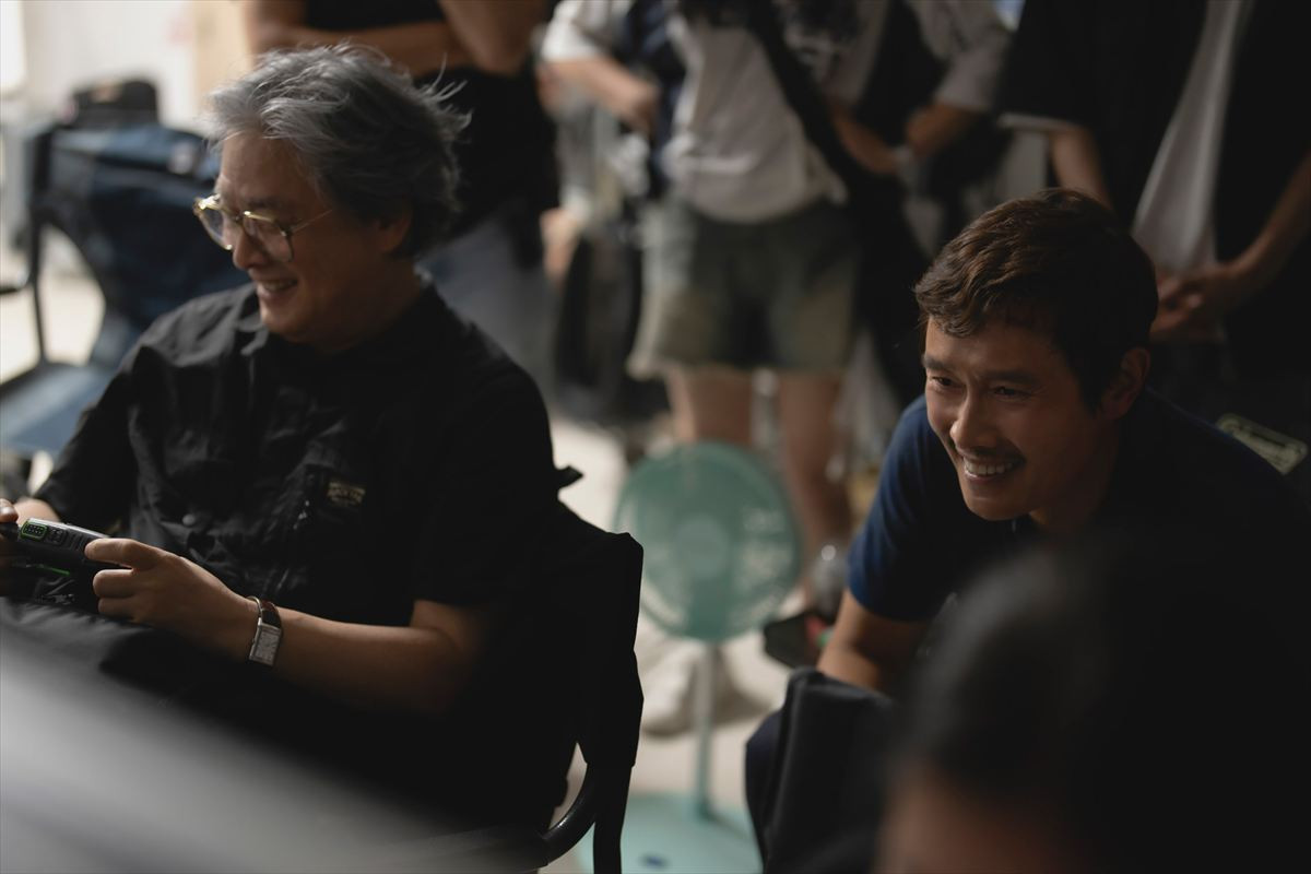 『しあわせな選択』パク・チャヌク監督＆イ・ビョンホン来日決定！　ティザービジュアル撮影のビハインド映像も解禁
