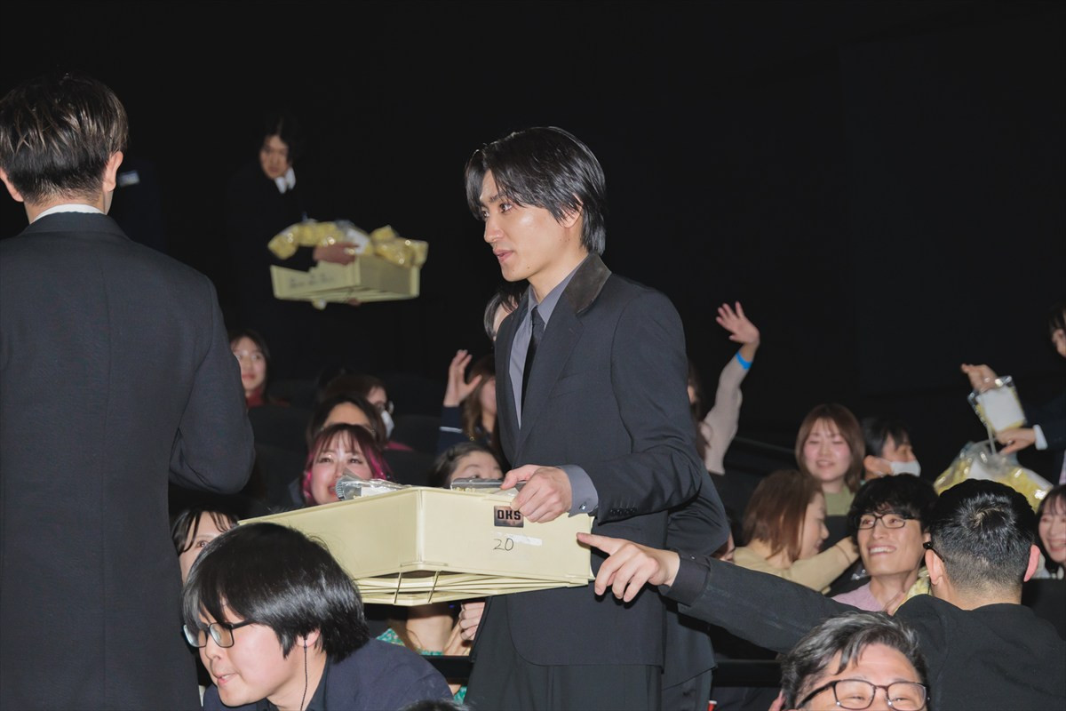 木村拓哉、『教場』舞台あいさつでポップコーン配るサプライズ　急接近に歓声