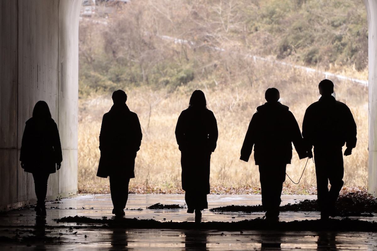 『再会～Silent Truth～』第6話 同級生たちがかつて遺体を発見した森の中へ