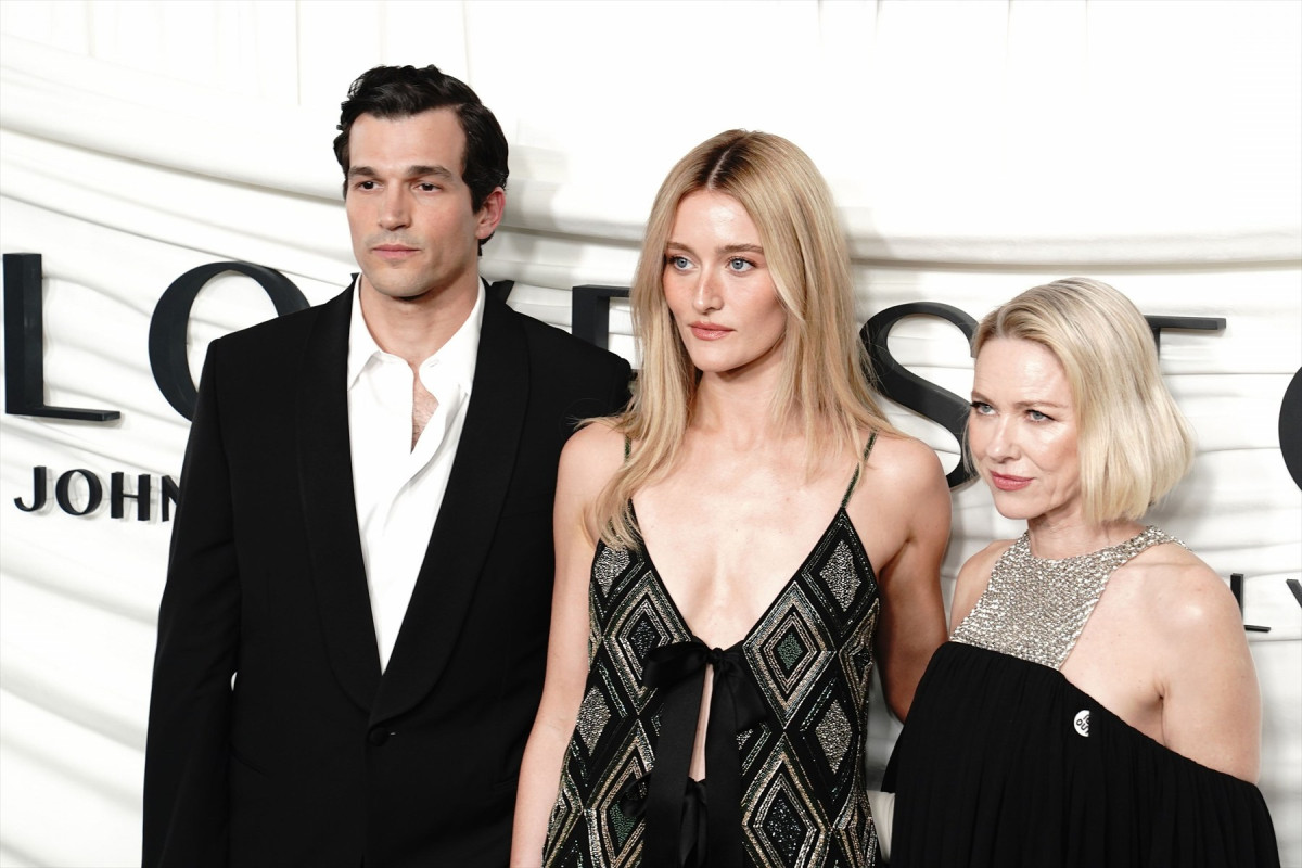 ナオミ・ワッツ、ジャクリーン・ケネディを思わせるエレガントなドレス姿を披露