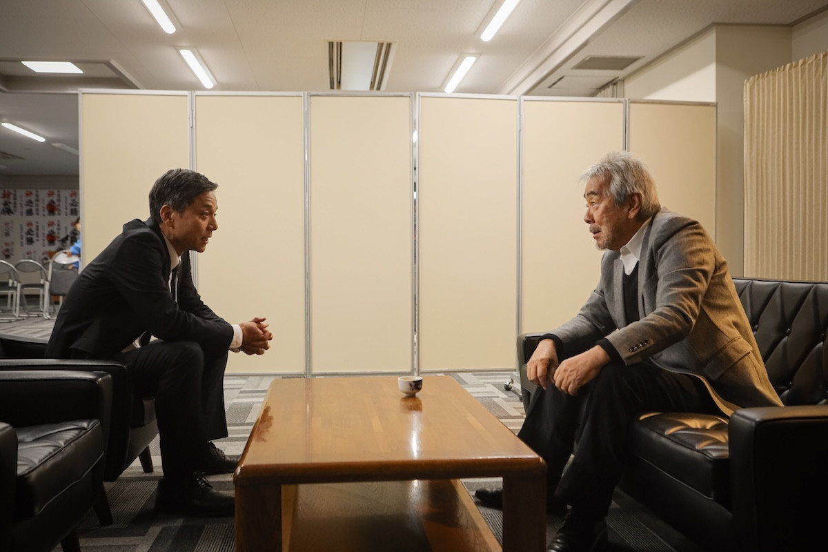 『おコメの女』「隠れて!!」“笹野”佐野勇斗、渾身の“仕掛け”にツッコミ続々「原始的すぎてwww」「忍者屋敷かよ」