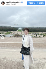 ヴェルサイユ宮殿の噴水の前で撮影されたソロショット　※「床嶋佳子」インスタグラム