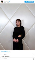大原優乃、シックだけど脇腹がら空き！なドレス姿　※「大原優乃」インスタグラム