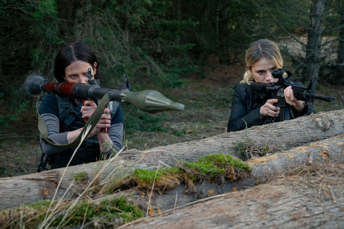 『ダーティ・エンジェルズ』殺気みなぎる“傭兵”エヴァ・グリーン捉えた場面カット解禁