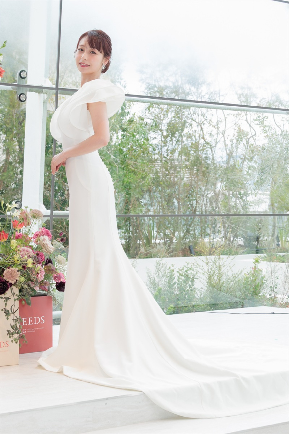 宇垣美里、純白のウェディングドレス姿を披露　理想のパートナーは「見守ってくれる人」