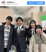 鈴木楽、小学校の卒業を報告　※「鈴木楽・誉」公式Instagram