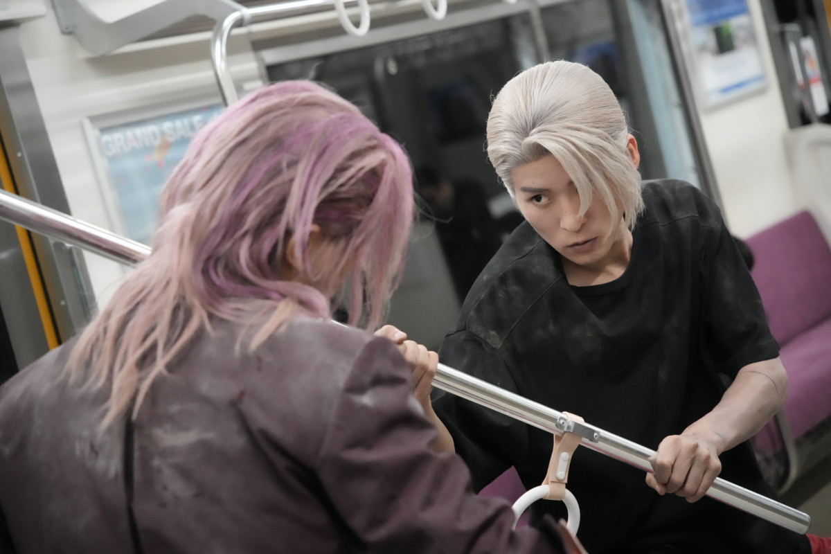 目黒蓮主演『SAKAMOTO DAYS』新場面写真解禁　驚異的再現度ビジュアル＆激しいバトルシーン