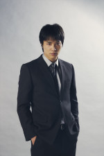 ドラマ『刑事、ふりだしに戻る』に出演する鈴木伸之