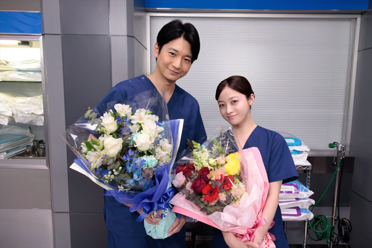 ドラマ『ヤンドク！』のクランクアップを迎えた（左から）向井理、橋本環奈