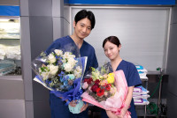 ドラマ『ヤンドク！』のクランクアップを迎えた（左から）向井理、橋本環奈