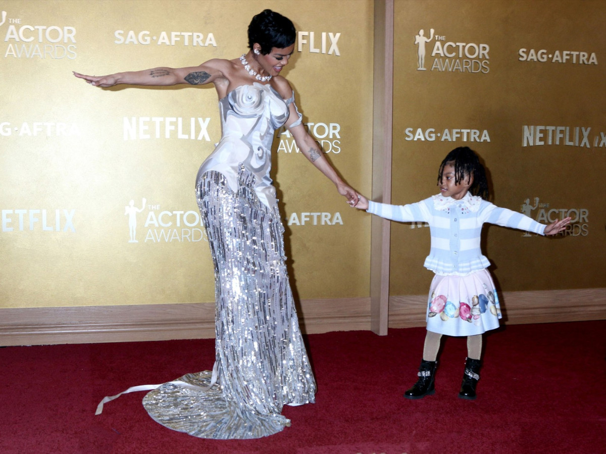 アクター賞を彩ったセレブのシアールック　ランジェリー風から“抽象画”ドレスまで