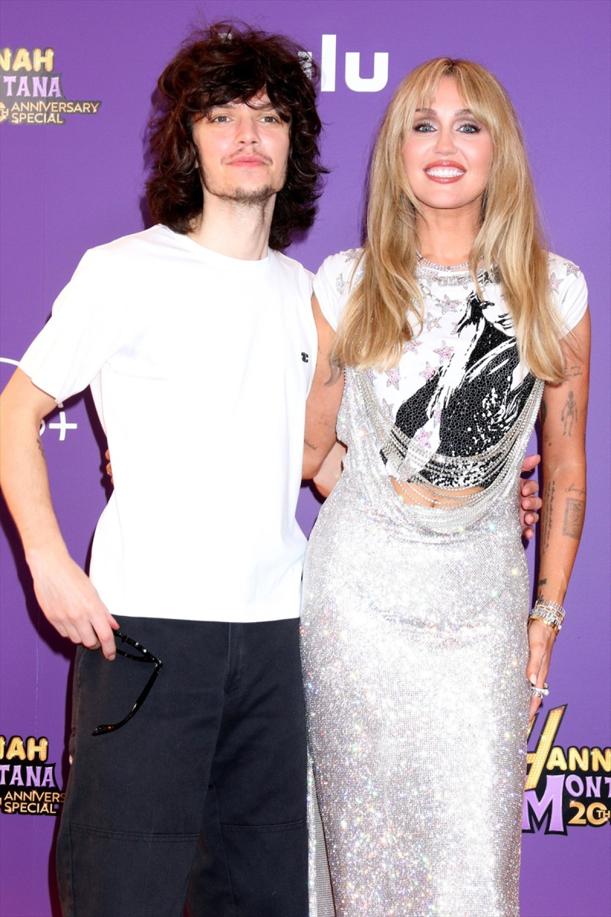 マイリー・サイラス「全て水に流した」　不仲が伝えられた父と『ハンナ・モンタナ』20周年特別番組で再共演