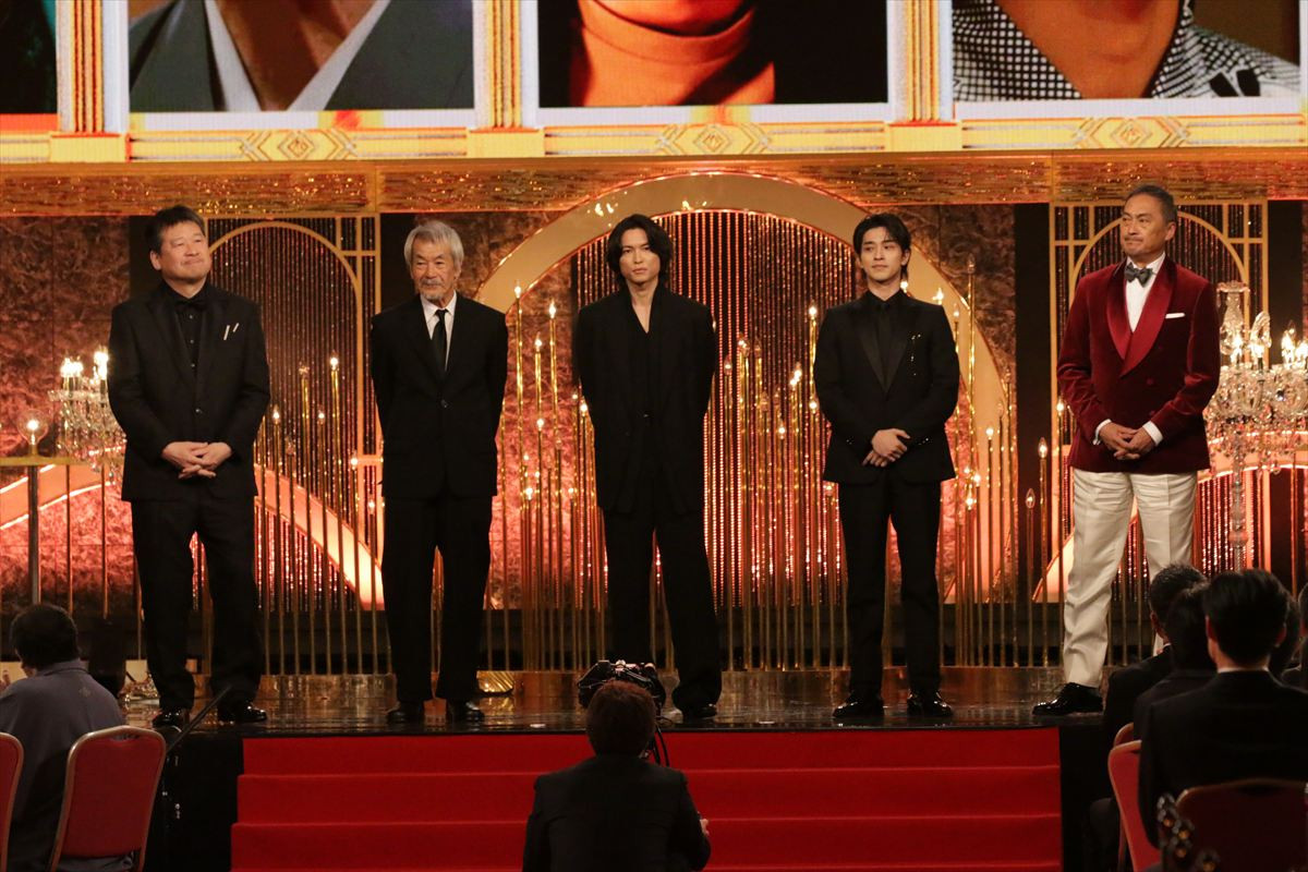 ＜第49回日本アカデミー賞＞佐藤二朗、最優秀助演男優賞を初受賞！「これは泣くなー」感極まる！　共演・山田裕貴も号泣