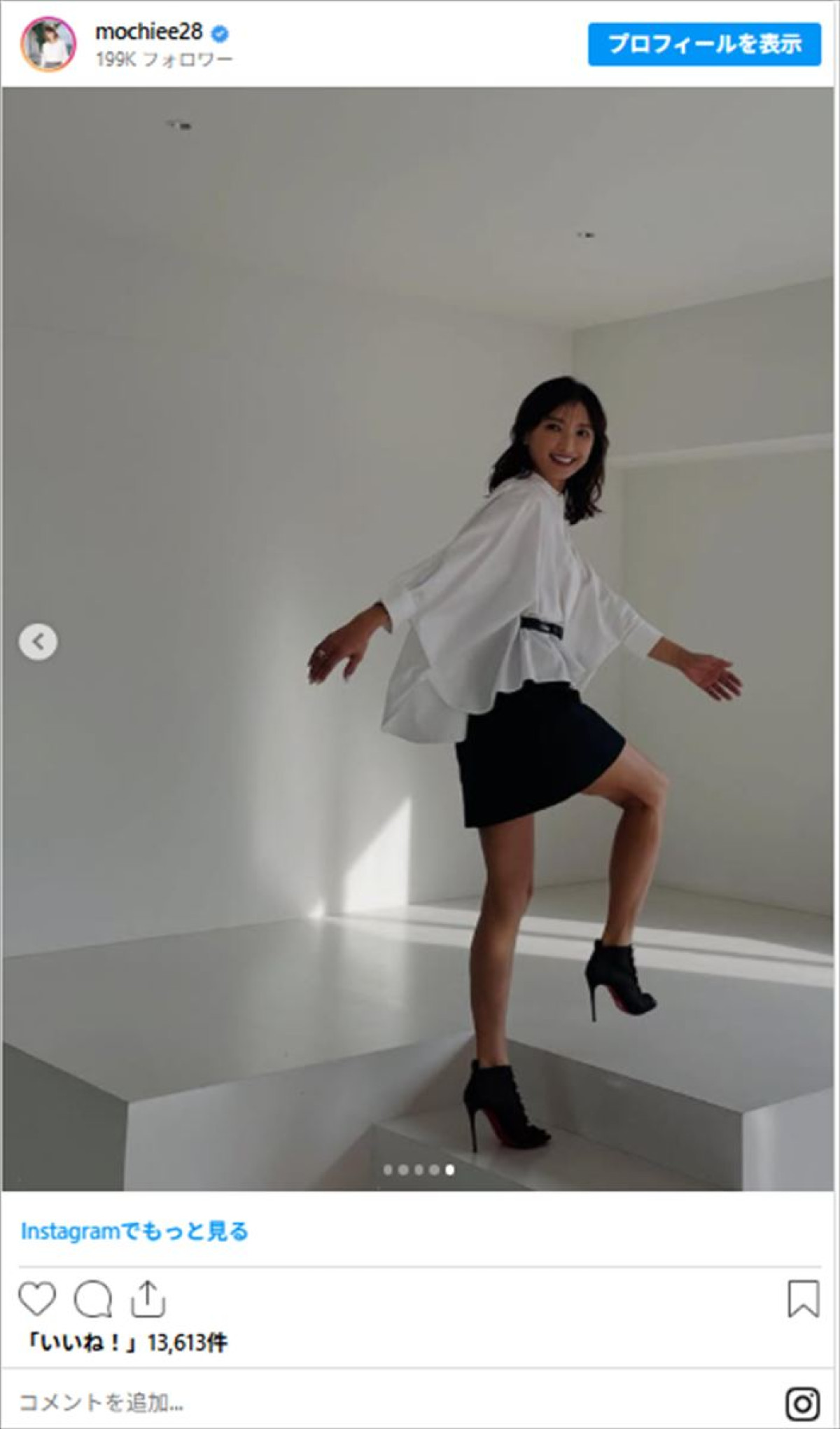 “奇跡の50代”望月理恵、美脚あらわのミニスカでグラビア撮影「綺麗」「素敵」と反響