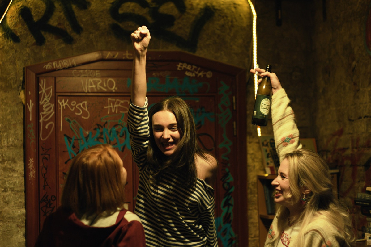 情熱と芸術を武器に裸で世界へ抗った女性“オクサナ・シャチコ”の魂の物語『OXANA』場面カット解禁