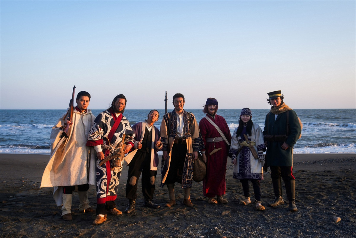 山崎賢人や山田杏奈の和やかな笑顔も！　『ゴールデンカムイ 網走監獄襲撃編』オフショット解禁